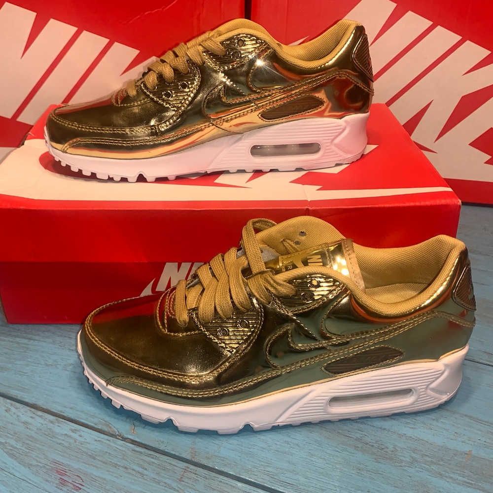 NWB WOMENS NIKE AIR MAX 90 GOLD SHOES CQ6639 700